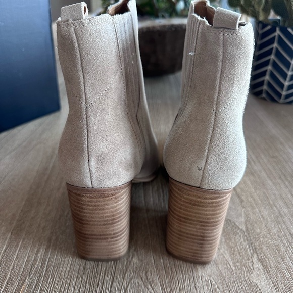 Marc Fisher Oshay Bootie Suede Block Heel Western Pointed Toe Light Grey 10 NWB - Picture 6 of 10